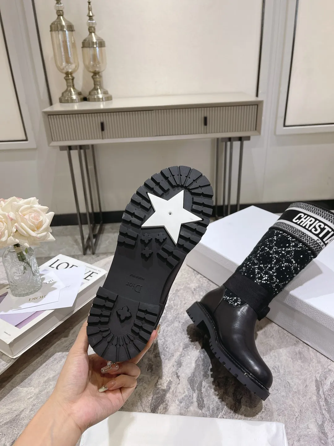 👟👟Ex-factory price 600👟👟 Dior Dior autumn and winter classic knight boots, many celebrities and Internet celebrities have planted grass. Fashion and trend are at the same time, a cool and handsome boot👢, not only the appearance is great and the brand is recognizable, the three-dimensional sense of the embroidery is also super A! Fly-woven fabric + imported first-layer cowhide + silk sheepskin lining, rubber non-slip and wear-resistant bottom. Original full set of packaging. Number of yards: 35-39 yards (40.41 needs to be customized)